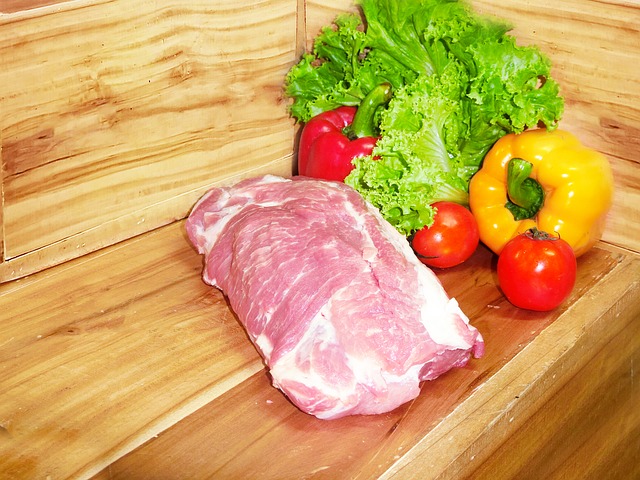 mięso na stole fotografia